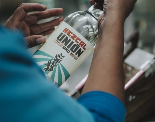 Mezcal Unión - Proceso de producción Embotellado